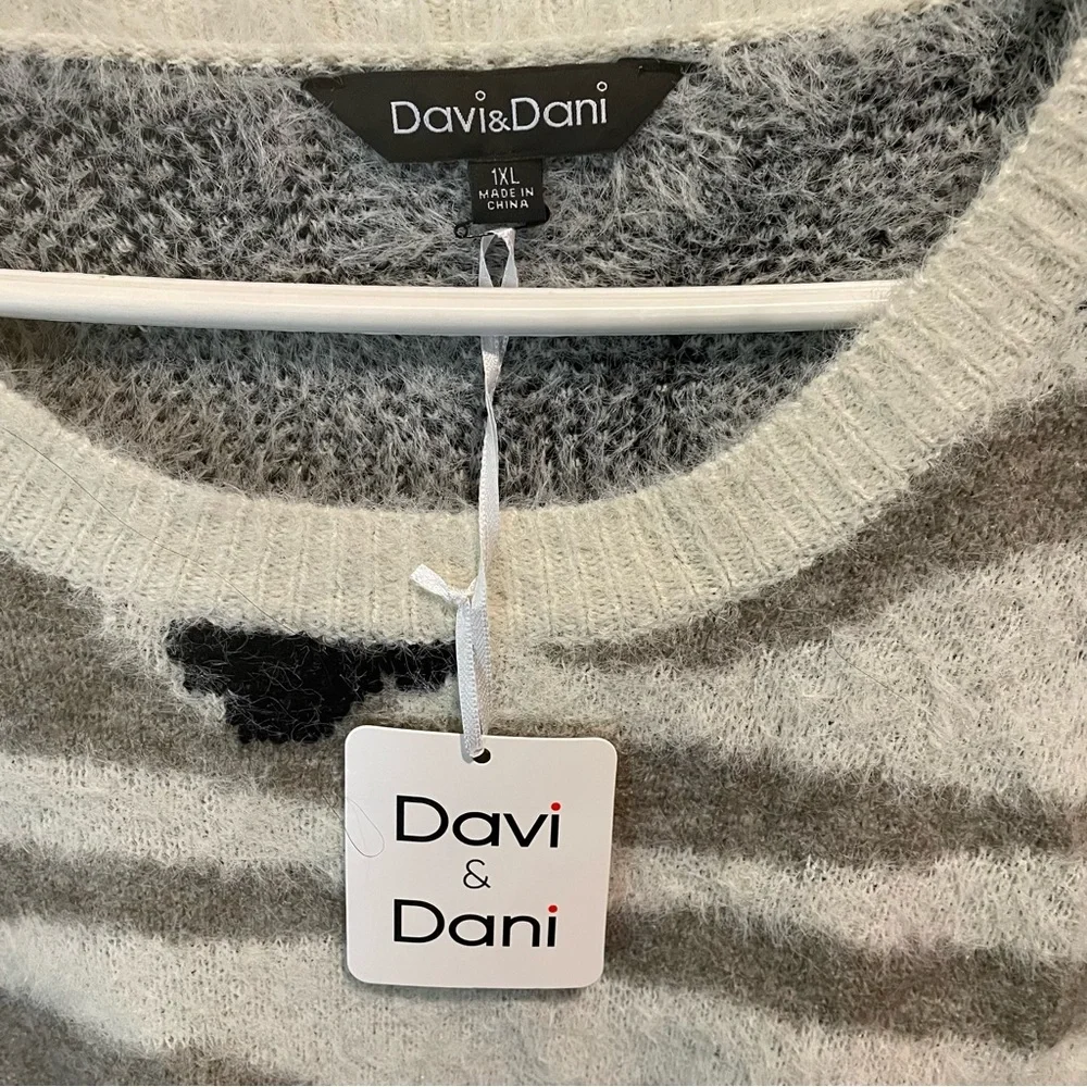 🆕 Davi & Dani Pixel Camo Pullover Sweater - Picture 3 of 3
